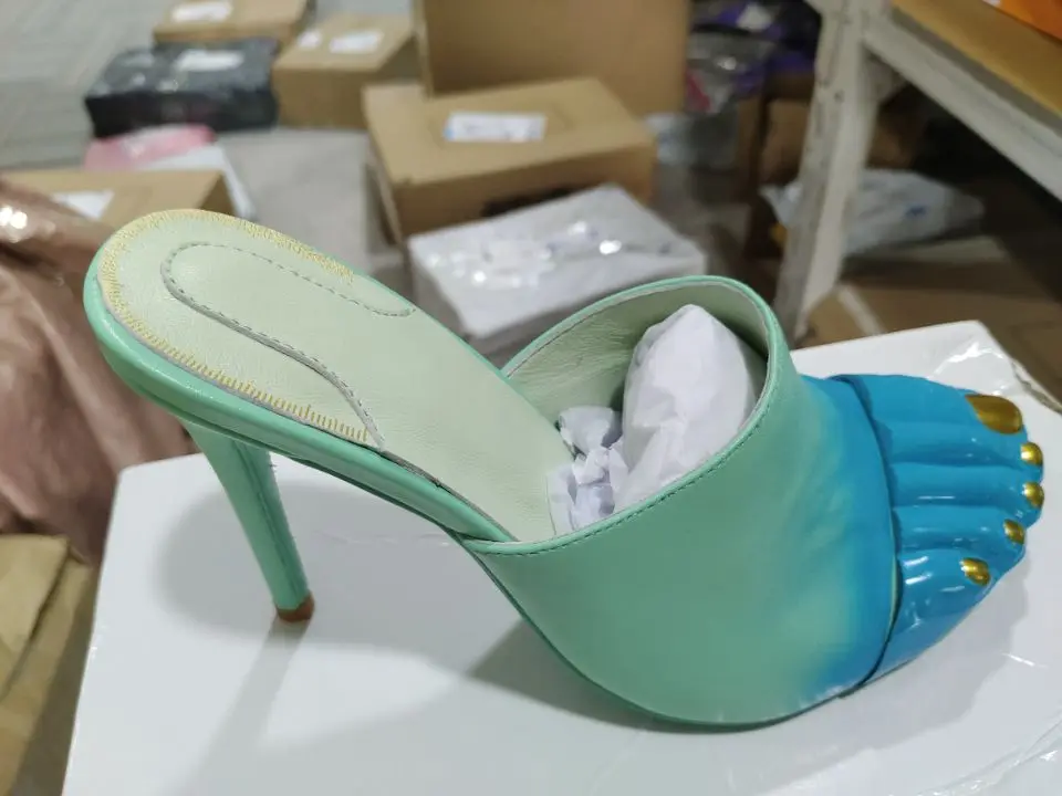 

Новинка 2025, модные тапочки с золотым носком, тонкий каблук, неглубокие синие и зеленые цвета, новые сандалии в тон, летние вечерние шлепанцы для подиума