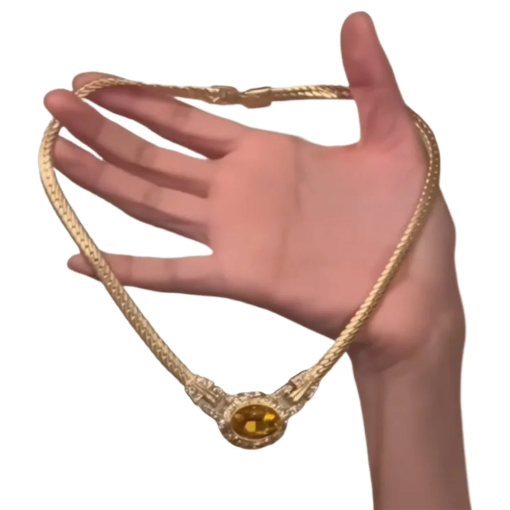 

European and American exaggerated medieval diamond-encrusted oval necklace women's light luxury niche zircon snake bone chain