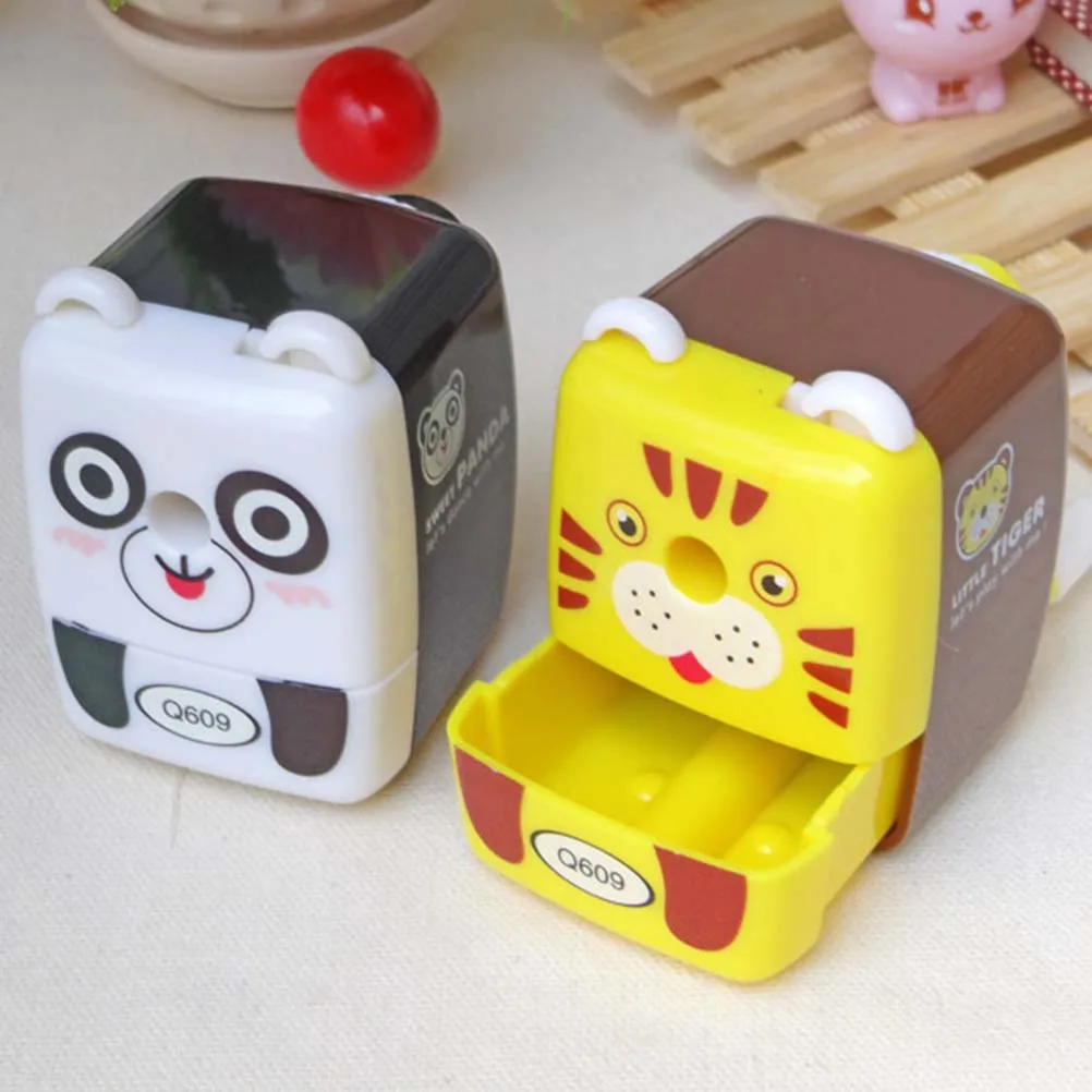 

1pc Plastic Cartoon Sharpener Pencil Sharpener Students Stationery Supplies for (Random Pattern of Panda or Tiger)