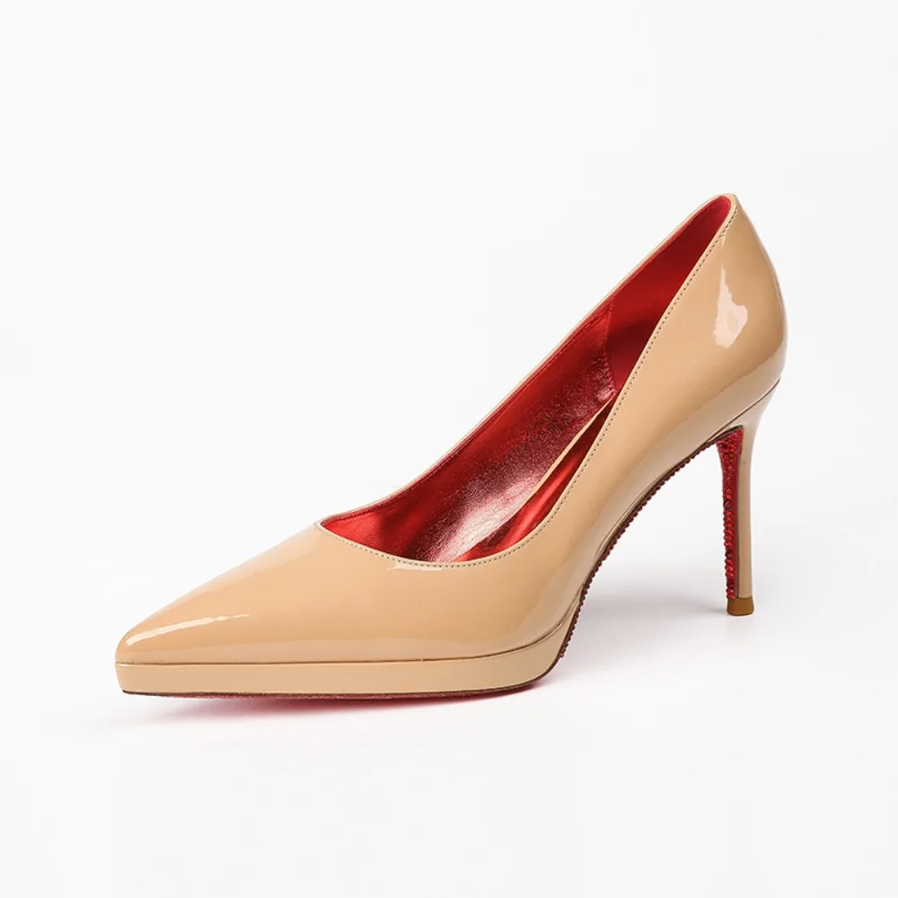 

Женские стильные бежевые туфли-лодочки из лакированной кожи с острым носком и красной металлической подкладкой на платформе с красной подошвой и красными красными стразами на шпильке