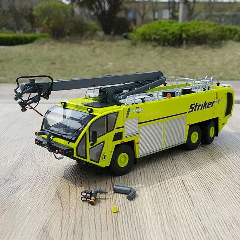 Oshkosh Striker 3000 مطار سيارة مطافئ سبيكة نموذج سطح المكتب الديكور جمع عرض لودر أطفال بالريموت كنترول نموذج 1:15
