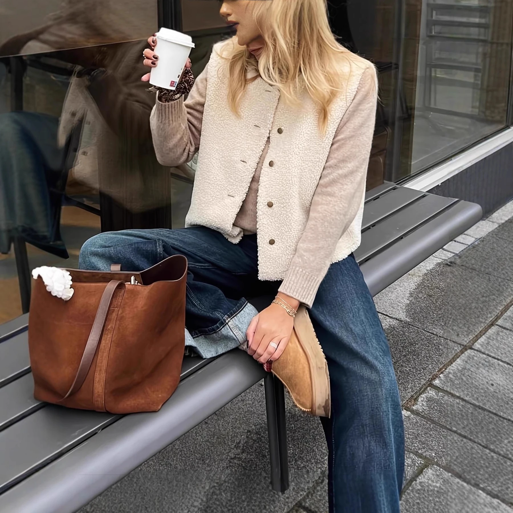 ホワイトルーズフェイクラムファーベストシングルブレストOネックプラッシュコートノースリーブスタイリッシュな女性の毛皮のようなジャケット冬暖かいふわふわトップ