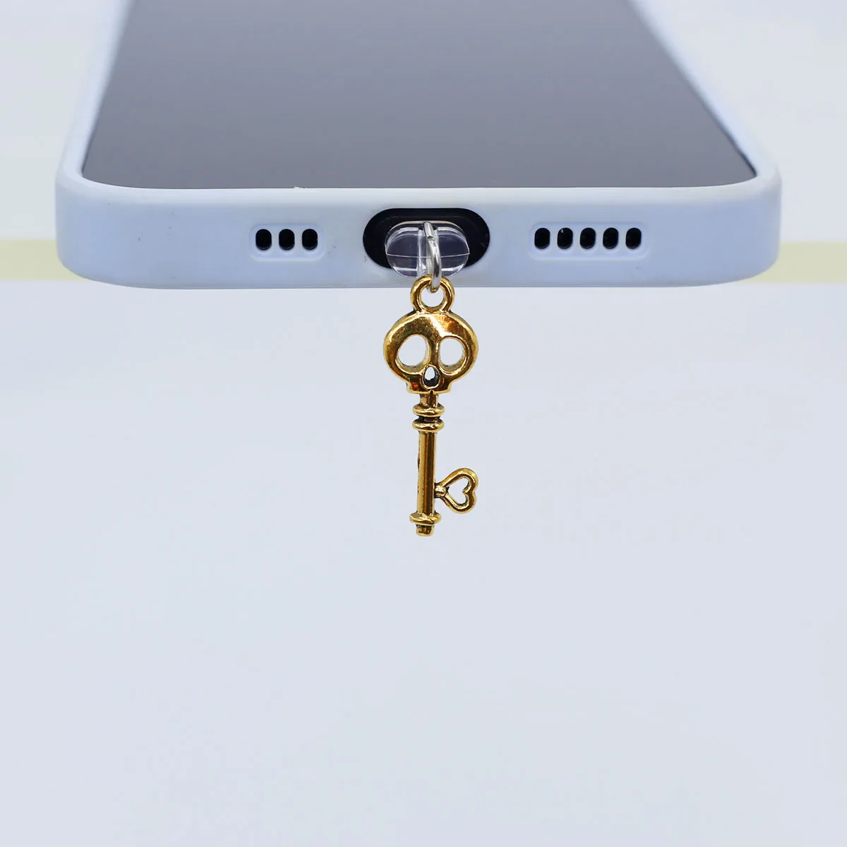 Spina antipolvere per telefono cellulare Ciondolo appeso Decorazione accessorio chiave a forma di cuore con testa di teschio carino per cordino regalo con porta di tipo C per Iphone 17