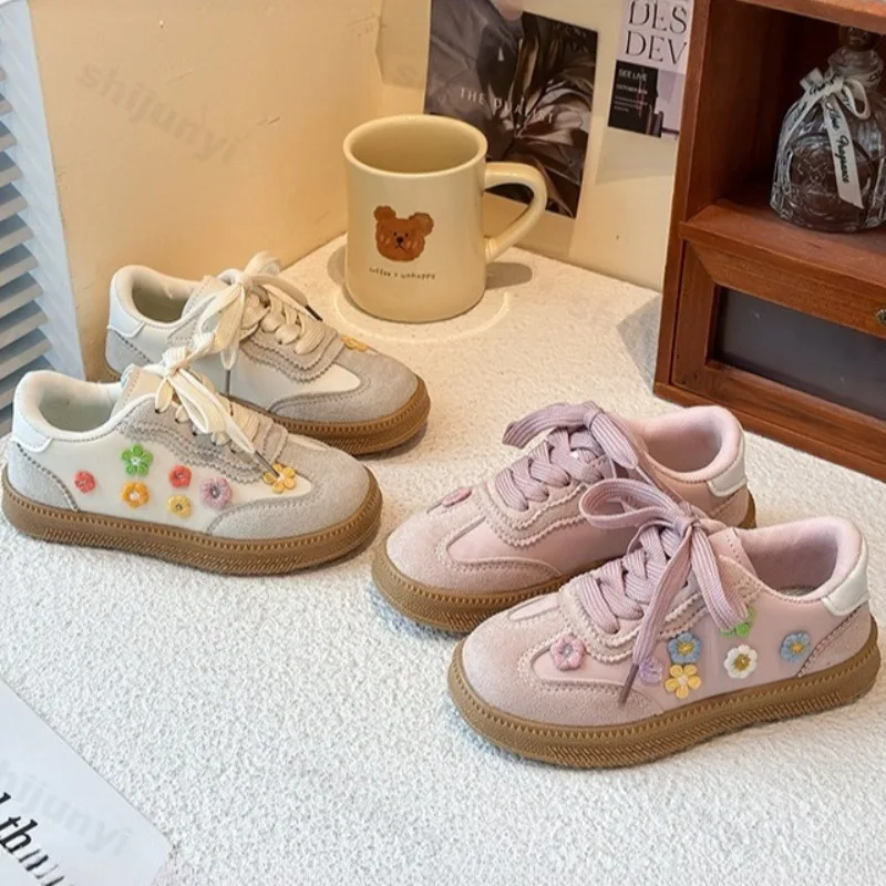 

Детская модная повседневная спортивная обувь с низким берцем и вышивкой, осень 2023, новые удобные универсальные нескользящие кроссовки на шнуровке для девочек