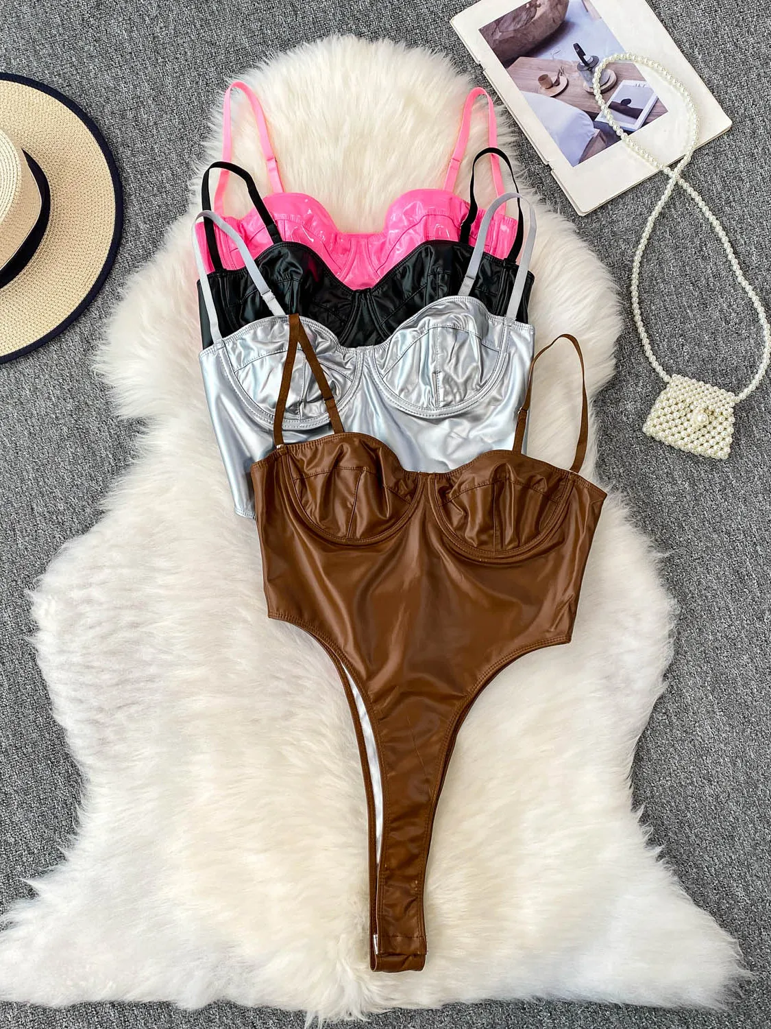 ชุดเซ็กซี่ผ่าสูง สายรัดหนัง PU ให้ความรู้สึกเหมือนโลหะ ชุดฤดูร้อนสำหรับผู้หญิง เสื้อครอปหรือกางเกงขายาวเอวสูงทรงตรง