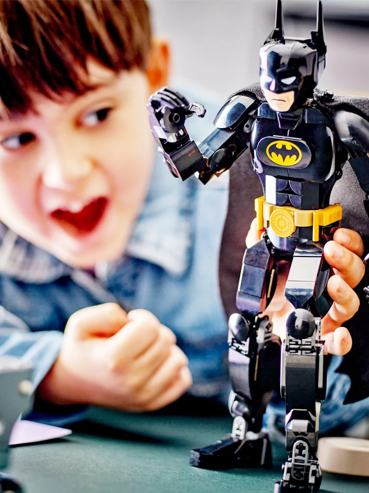 دمية باتمان المعمارية ليغو-العاصمة ، يمكن استخدامها لبناء دمى الحركة العاصمة مع إرجاع كاب وبوق باتمان ،