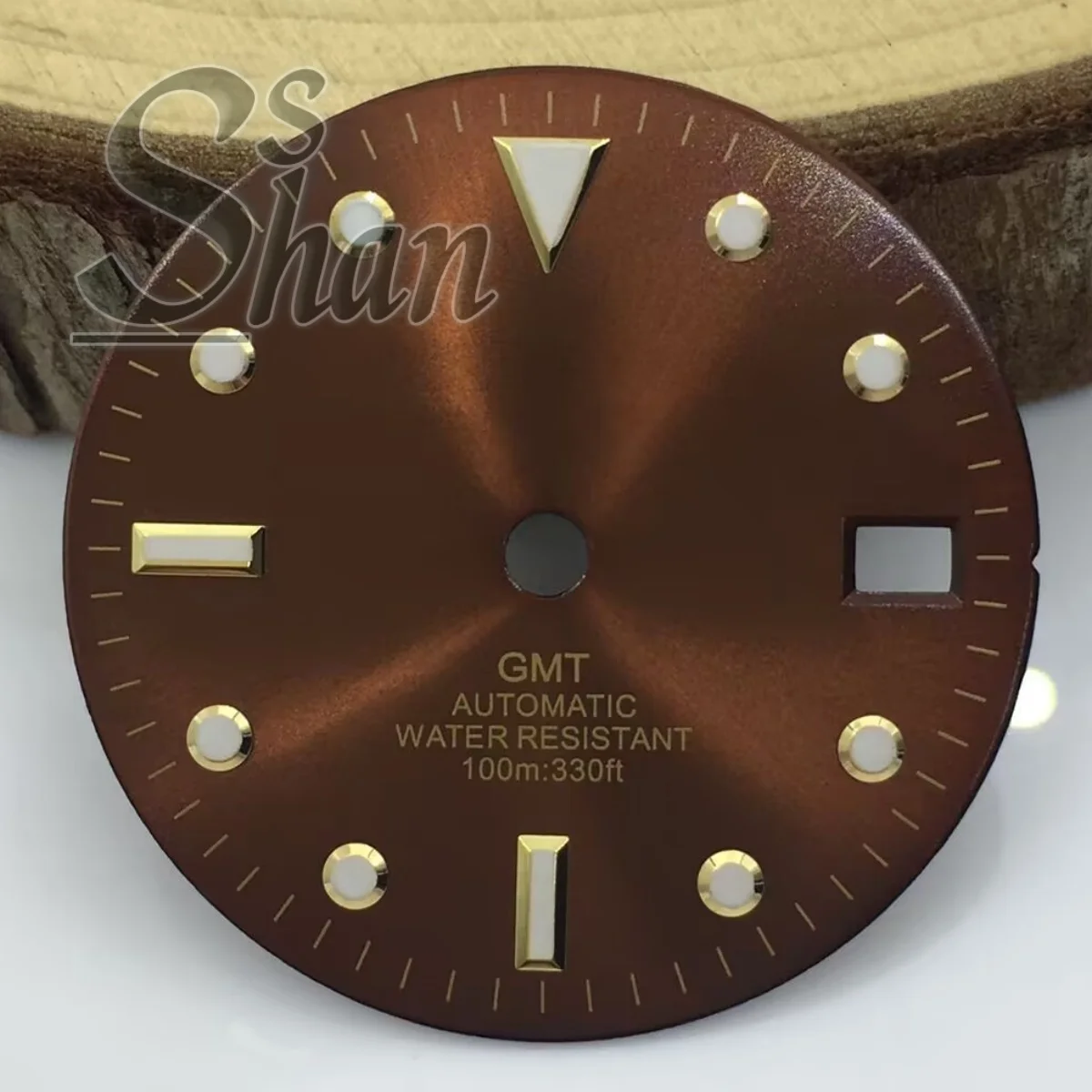 Das 29-mm-Sunburst-Zifferblatt NH34A mit braunem Sunburst-Zifferblatt ist mit dem Automatikwerk NH34A GMT mit Datumsfenster ausgestattet