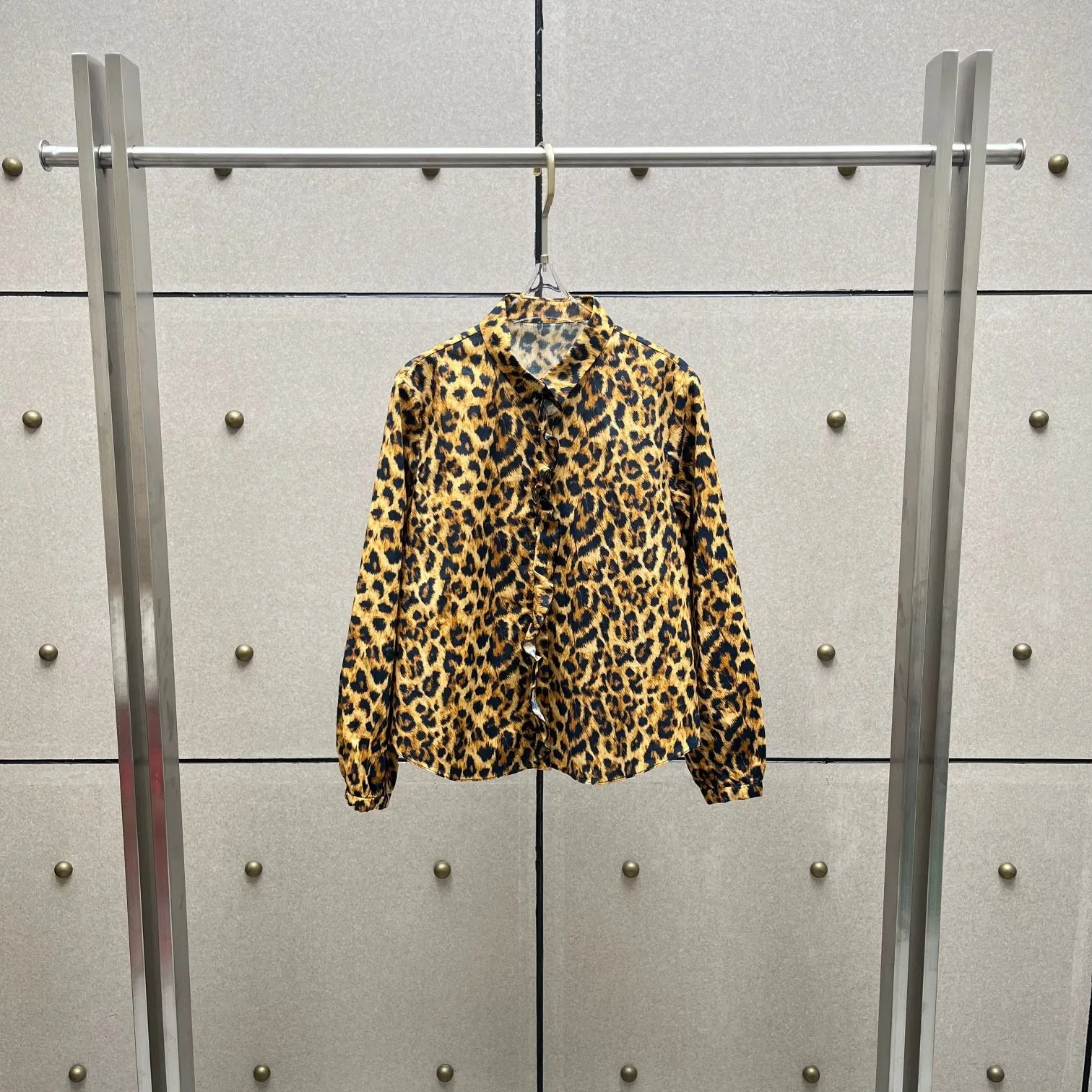 2026 Leopard Print Ruffle-Trim Blouse – Bold Long-Sleeve Shirt with Delicate Neckline & Wild Pattern