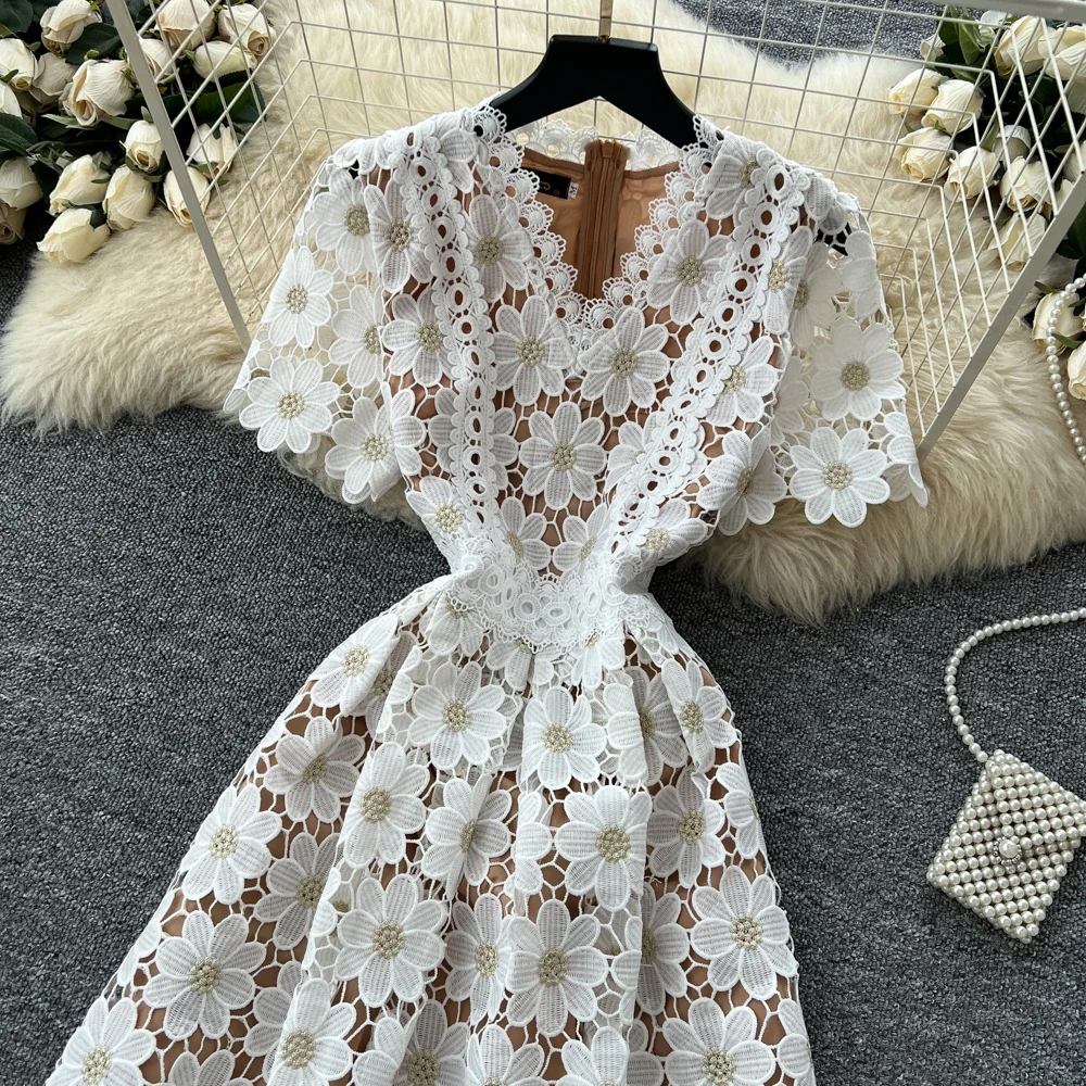 Clothland المرأة خمر فستان الدانتيل الأبيض نمط الأزهار الجوف خارج الخامس الرقبة ألف خط الإناث الرجعية فساتين متوسطة الطول Vestido QE301 #3