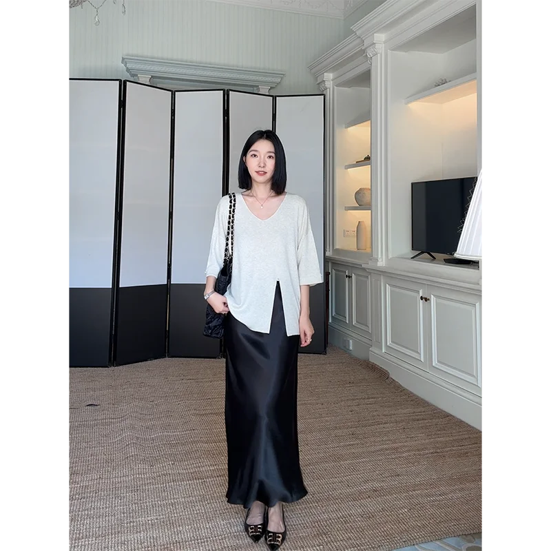 

Комплект Co99: шерстяной вязаный топ с V-образным вырезом и рукавами с разрезами, а также атласная юбка с асимметричным подолом – модный повседневный женский комплект