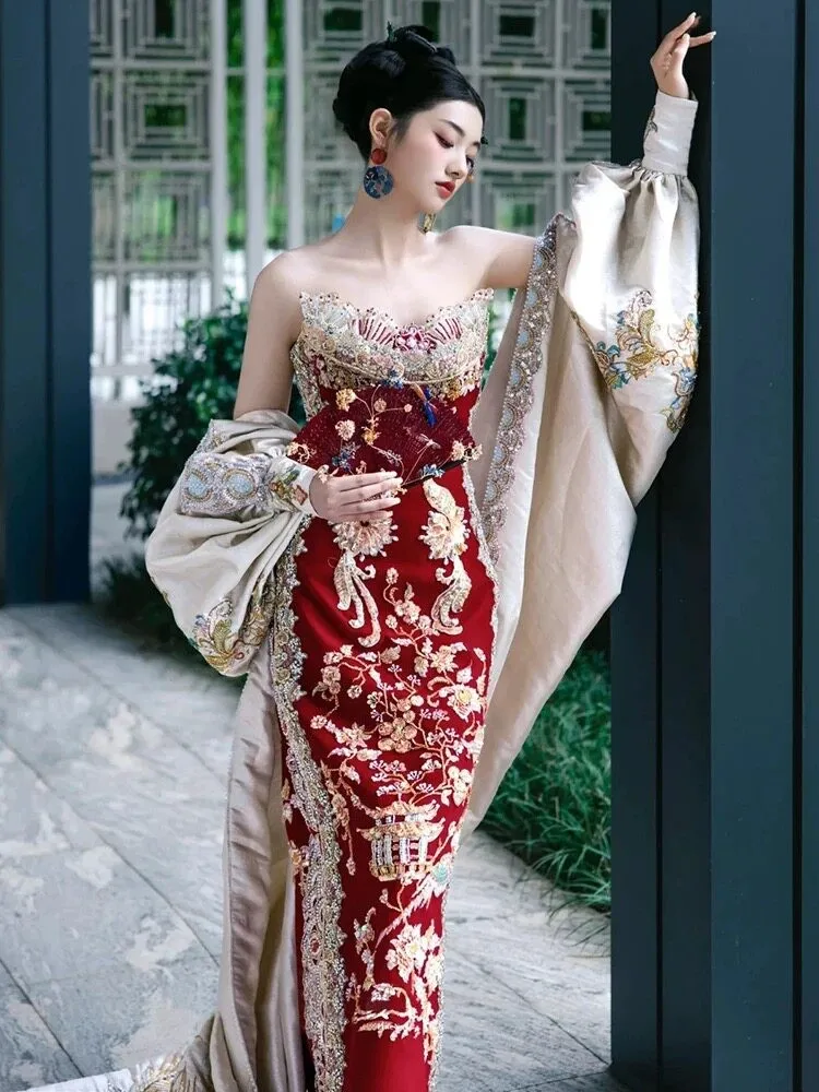 Luxurious and heavily embroidered Chinese-style wedding dresses gowns toasting