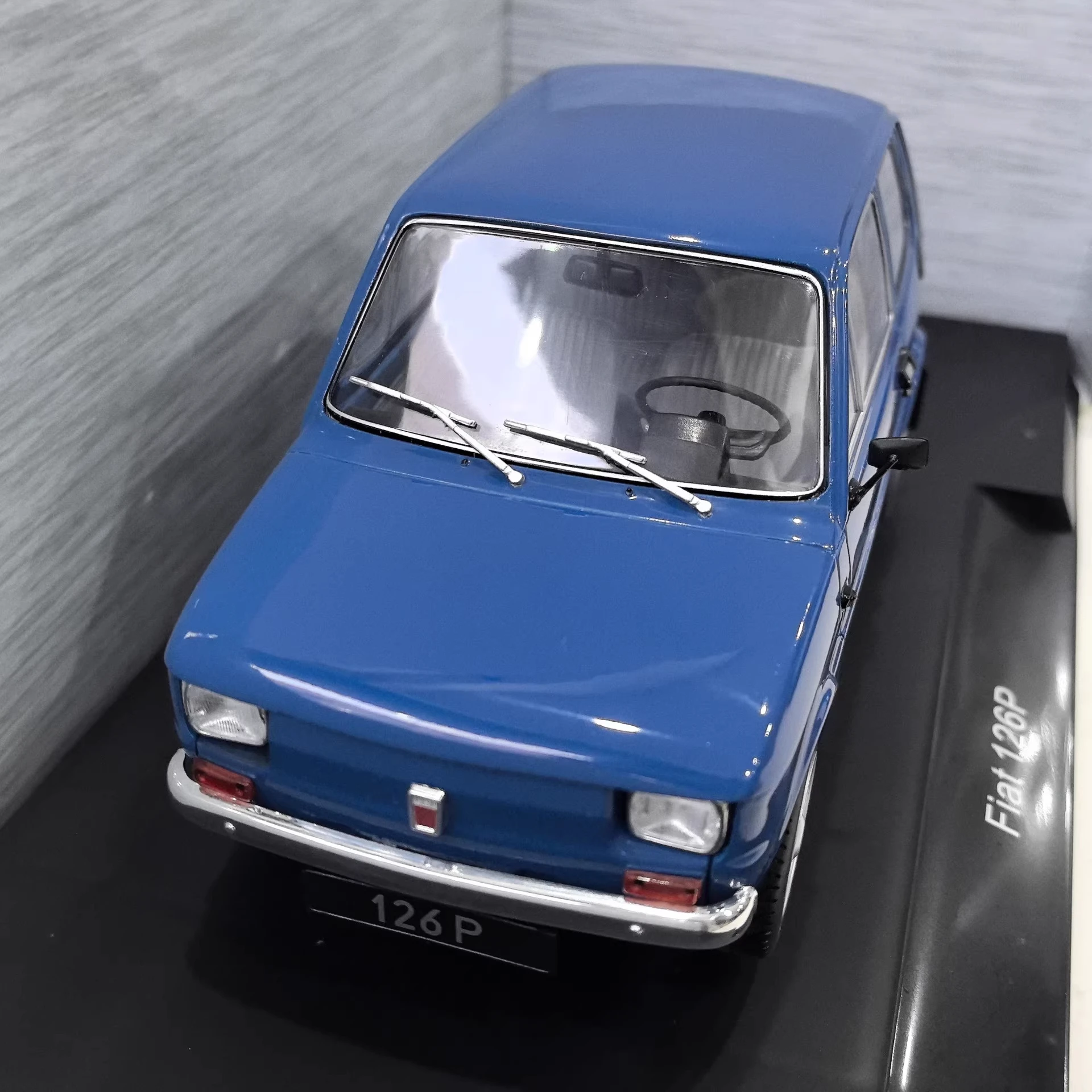 MCG 1/18 FIAT 126P Fiat Automodell, Legierung, keine Tür, keine Lenkung, blau C4