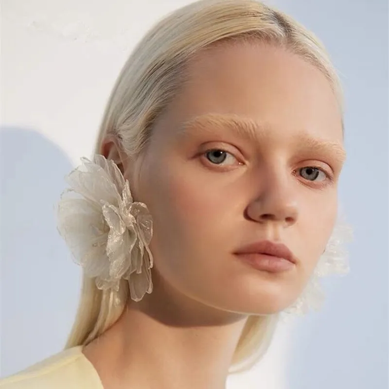 White Yarn Exaggerated Earrings 2025 New Fashion Korean Version Big Flowers Super Fairy Fashion Bride 925 Silver Needle Earrings