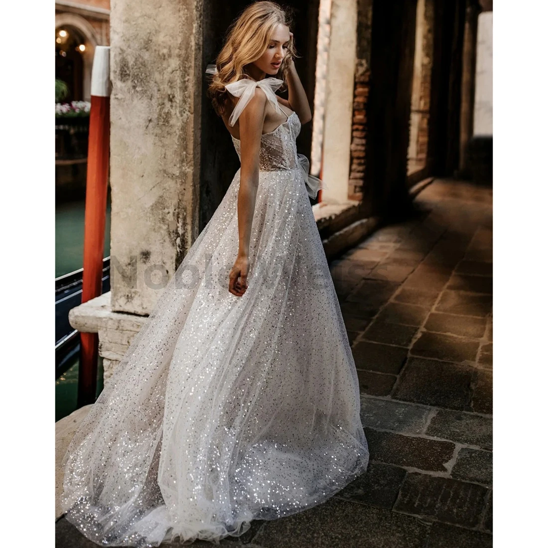 Luxuriöses A-Linien-Hochzeitskleid mit glitzernden Pailletten, ärmellos, glamouröses Brautkleid, individuell anpassbar