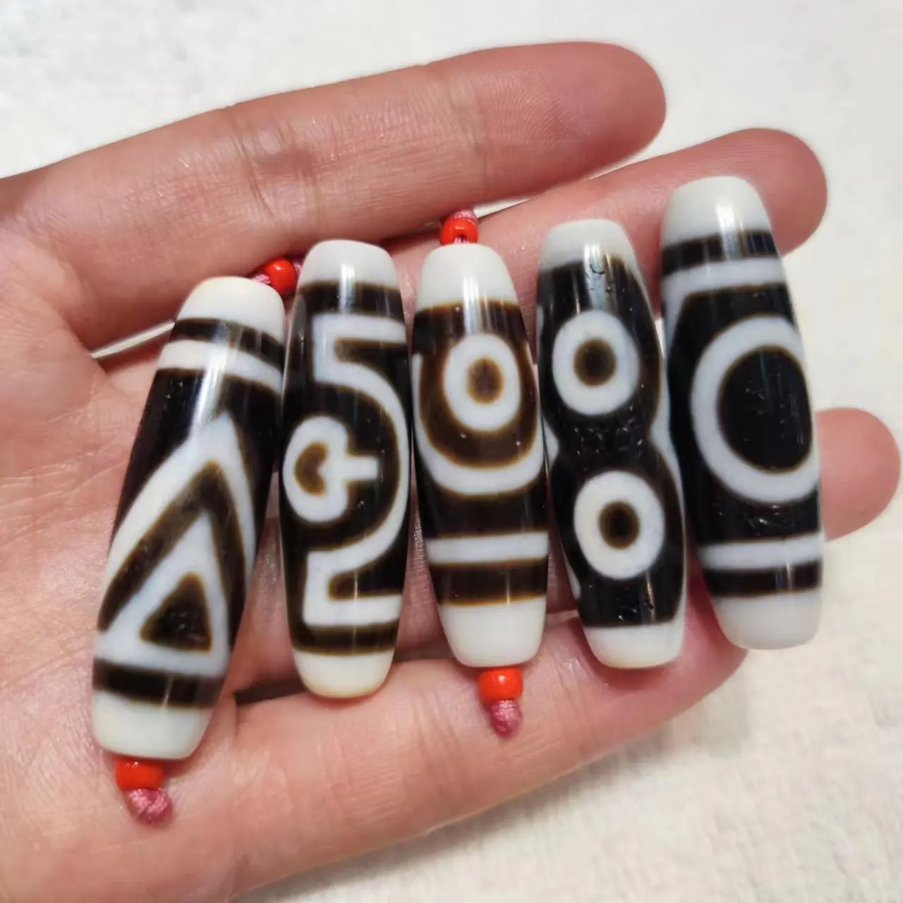 

1pcs/lot natural multi-pattern old agate dzi Black and white teeth yellow Weathering lines albinism rare precious Accessories