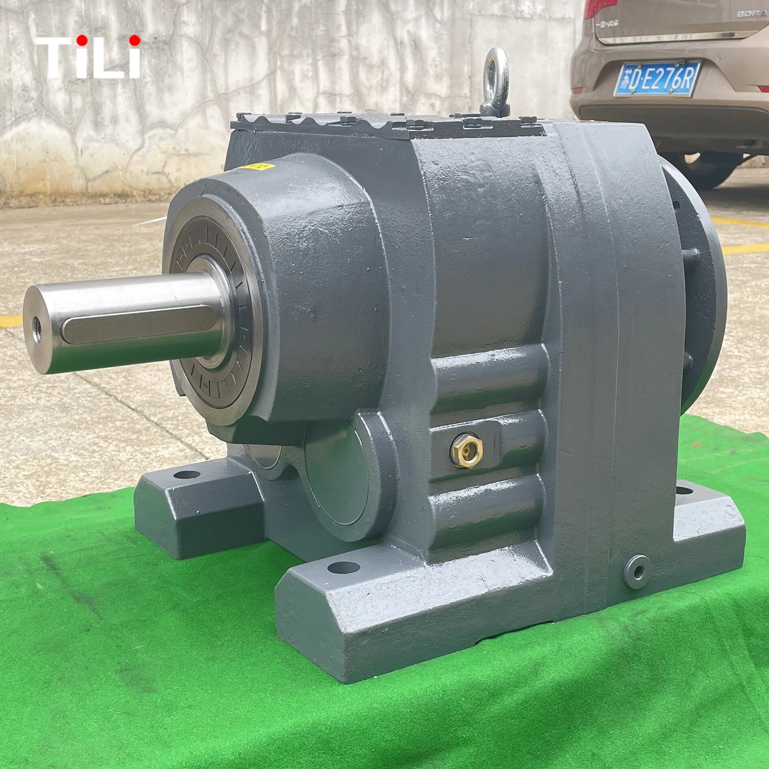 TILI R Series China Manufacturer Foot Mounted Helical Gear Reducer Helical Reducer Gearbox For Agriculture