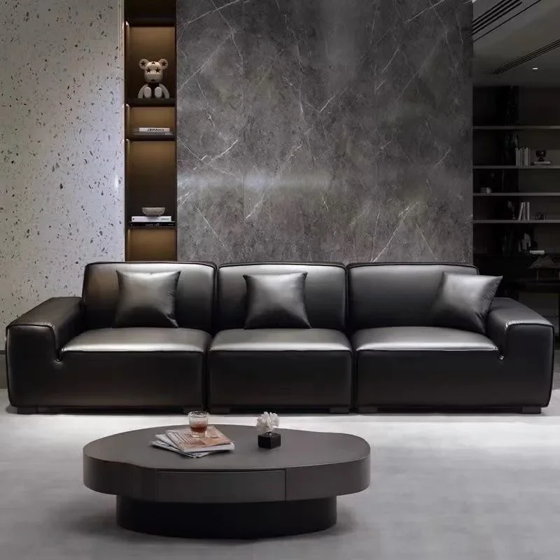 Ruang tamu minimalis modern Italia dengan kursi kulit berbentuk kubus dan alas tidur lateks.