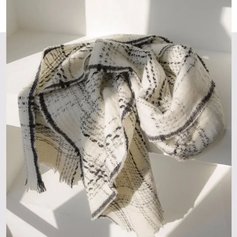 

Black and white 100% wool scarf for women in autumn and winter, small fragrance style, high-end feeling, winter scarf