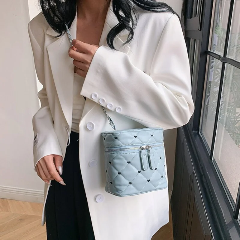 

Модная атласная сумка 2024, новая женская роскошная брендовая кожаная сумка через плечо, известный дизайнер, элегантная популярная классика ​