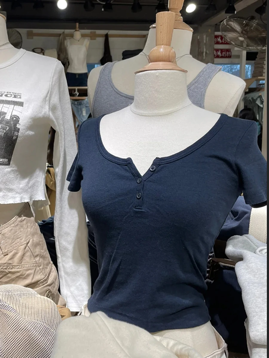 

Темно-синяя базовая футболка с тремя пуговицами, женская хлопковая тонкая футболка с круглым вырезом и короткими рукавами, летний однотонный винтажный простой новый укороченный топ Y2k