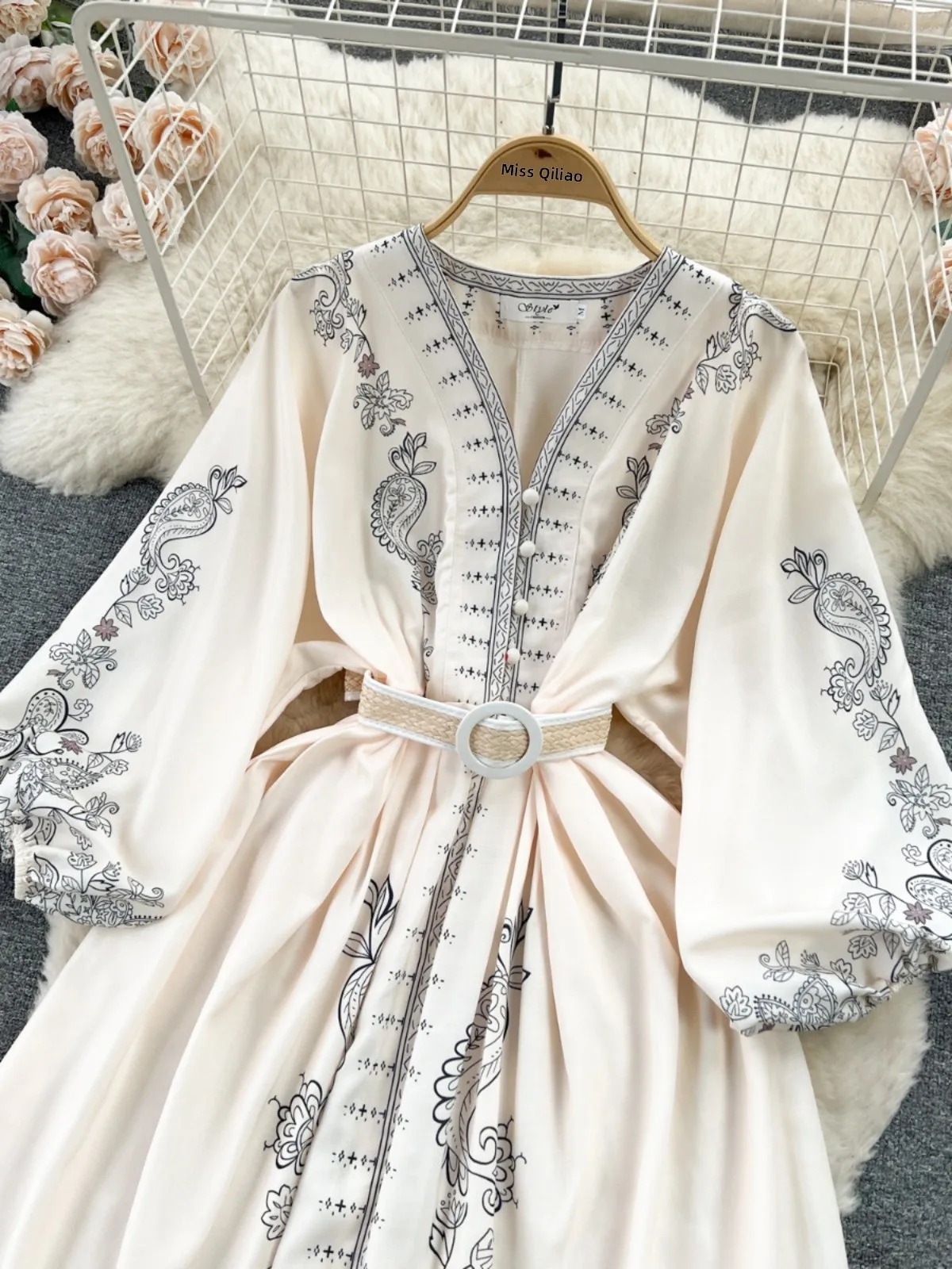 กระโปรงทรงเอวสูงปานกลางทรงเข้ารูปพิมพ์ลายสไตล์เรโทร คอลเลคชั่นใหม่ฤดูใบไม้ผลิปี 2024 ของ Vaion Dr สำหรับผู้หญิง