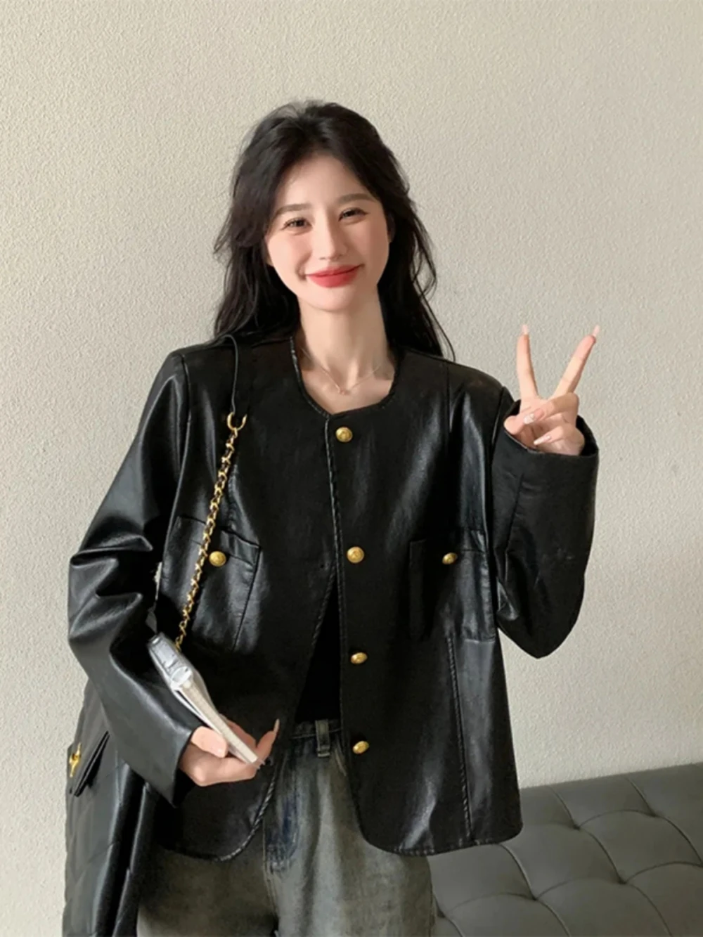 

Кожаная куртка большого размера с длинными рукавами для женщин: винтажный стиль, уличная мода, свободный крой, универсальная и трендовая верхняя одежда