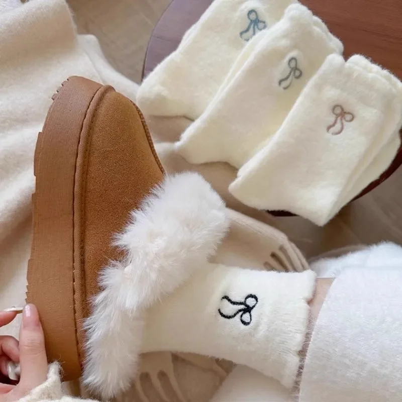 شتاء دافئ لطيف Bowknot جوارب يمكن السير بها على الأرض Harajuku أفخم الحلو القوس الأوسط جورب موضة الأبيض لينة النوم الجوارب للنساء الفتيات الجوارب