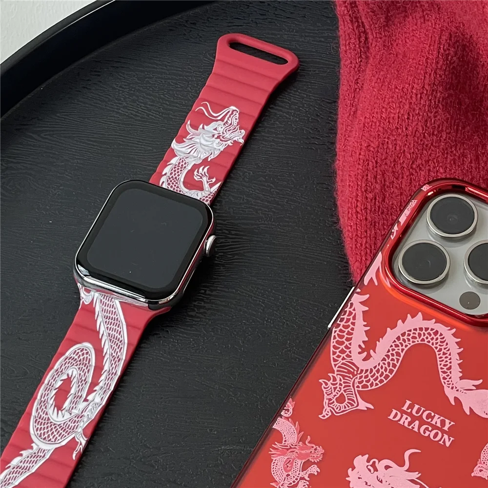 Tali magnet untuk jam tangan Apple ultra 49mm, 44mm, 42mm, 38mm, gelang untuk Apple Iwatch 9 8 7 6 5, Fashion lembut Tahun Baru Naga keberuntungan