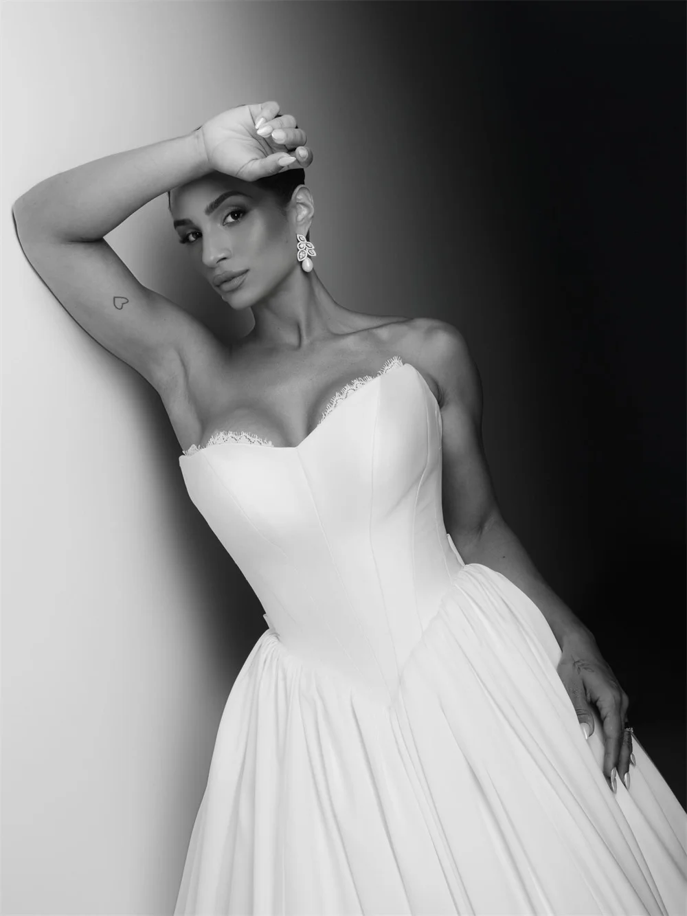 طوكيو مخصص الأبيض الحبيب الرقبة فساتين الزفاف أنيقة بلا أكمام البريدي الخلفي فستان زفاف 2025 الساتان ألف خط ثوب زفاف