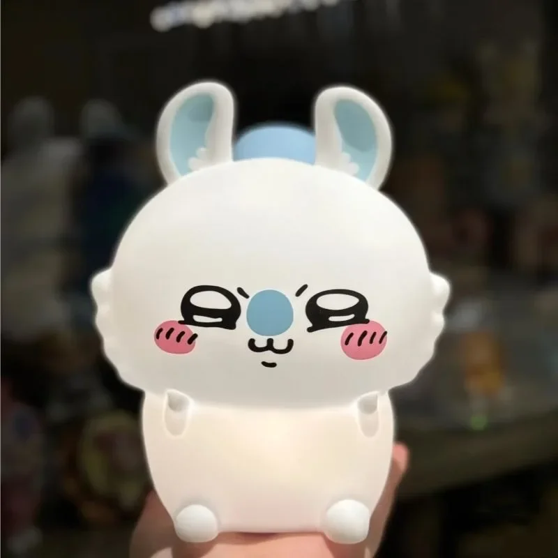 MINISO لطيف Chiikawa Usagi Momonga المنطقة المحيطة ضوء الليل النمذجة مصباح سطح المكتب الديكور Kawaii أنيمي الكرتون النوم مصباح
