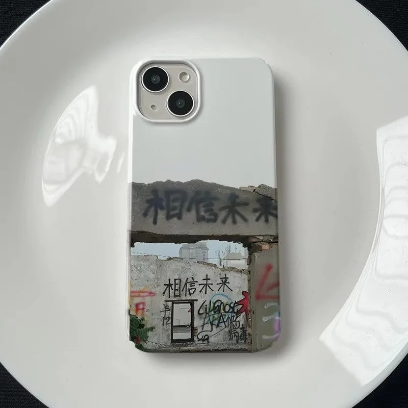 ملهمة "آمن في المستقبل" الحضرية الكتابة على الجدران منفعل جراب هاتف آيفون 17 16 15 14 11 12 13 برو ماكس الهواء زائد الغطاء الخلفي