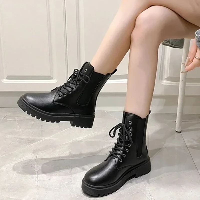 

Новые мотоциклетные туфли на среднем квадратном каблуке с круглым носком, удобные модные глянцевые/матовые противоскользящие женские ботинки с перекрестным ремешком