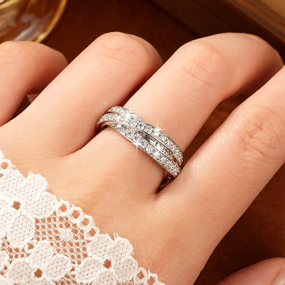 Abestecom 14K Weißgold plattierte Damenringe mit D-farbenem Moissanit, ineinander verschlungener Dreifachband-Stapelring, Hochzeits-Eternity-Schmuck – Detail 7