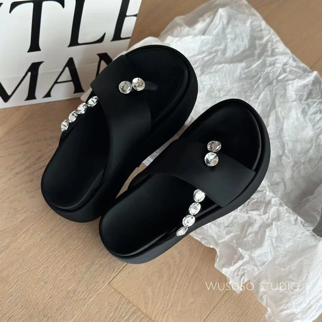 European Station 2024 Summer New Fashionable Water Diamond Pinecake Thick Sole Anti slip Slippers for Women's Leisure and Versat