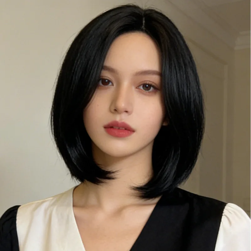Full head wig, fashionable side-parted short straight , synthetic high-temperature fiber, in stock, realistic-looking hair