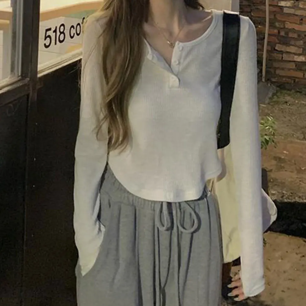 เสื้อครอปแขนยาวทรงเข้ารูป ดีไซน์ทันสมัย รุ่นใหม่ล่าสุด ปี 2025