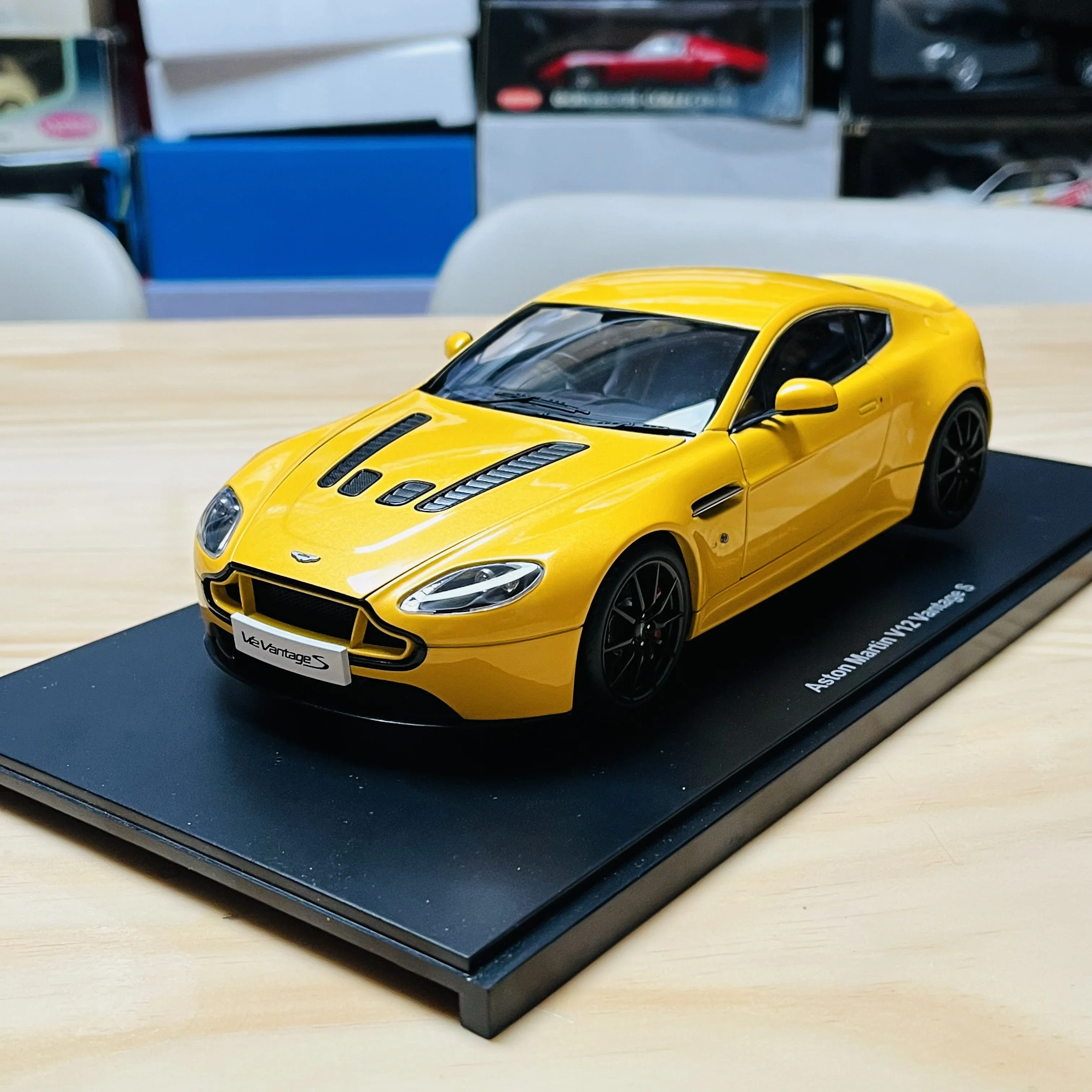 Autoart 1:18 Vantage V12S Yellow Simulation Limited Edition All Open Alloy Metal Static Car Model Toy Gift