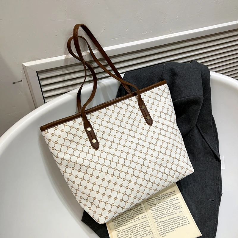 Luxuriöse Vintage Damen Schultertasche mit Monogramm-Print und Nieten, PU-Leder Handtasche mit Großer Kapazität und Reißverschluss für den Arbeitsweg – Detail 10