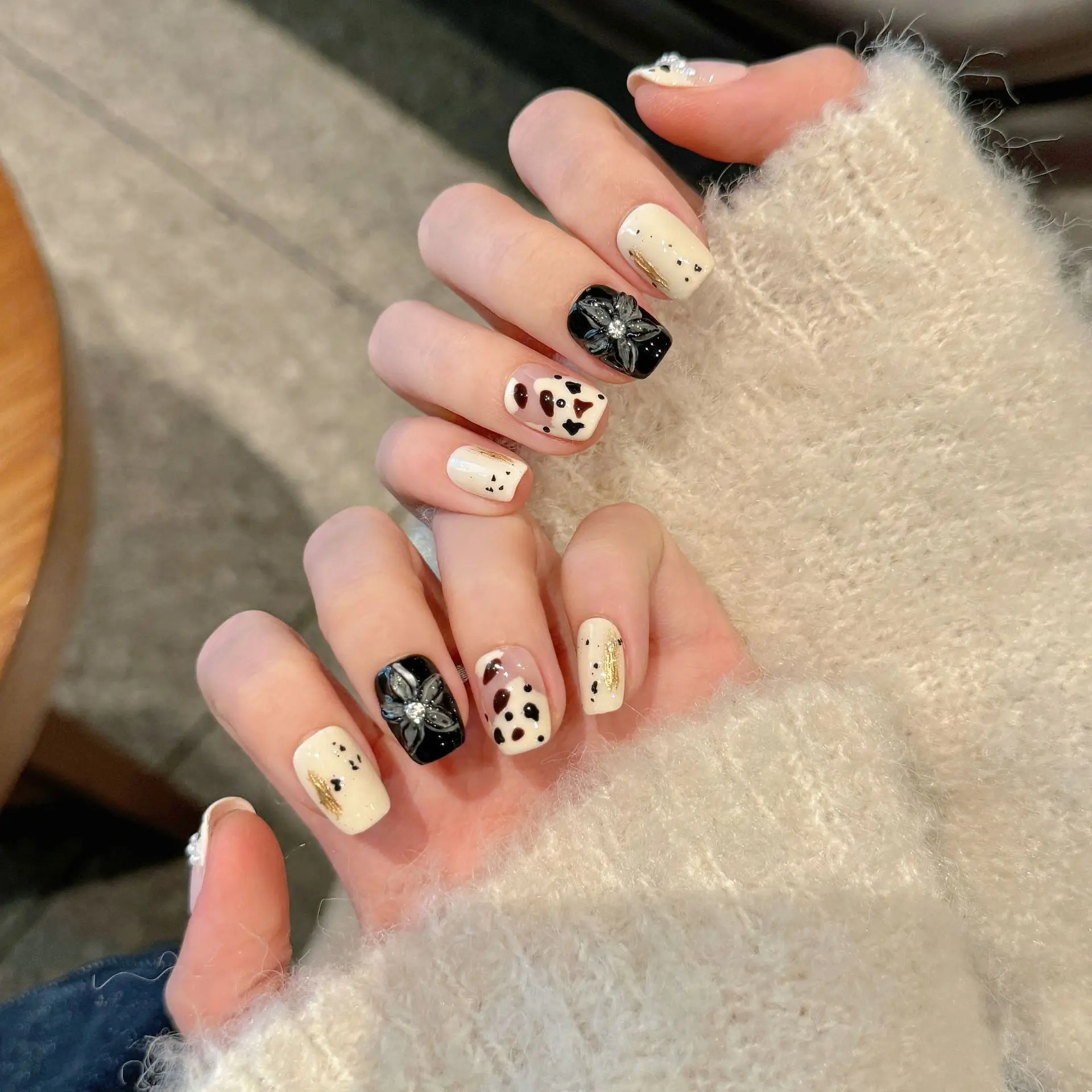 اضغط يدويًا على الأظافر، أظافر صناعية قصيرة مطبوعة بحليب البقر مع زهور مطبوعة للنساء والفتيات، أظافر صناعية فرنسية قصيرة يمكن ارتداؤها