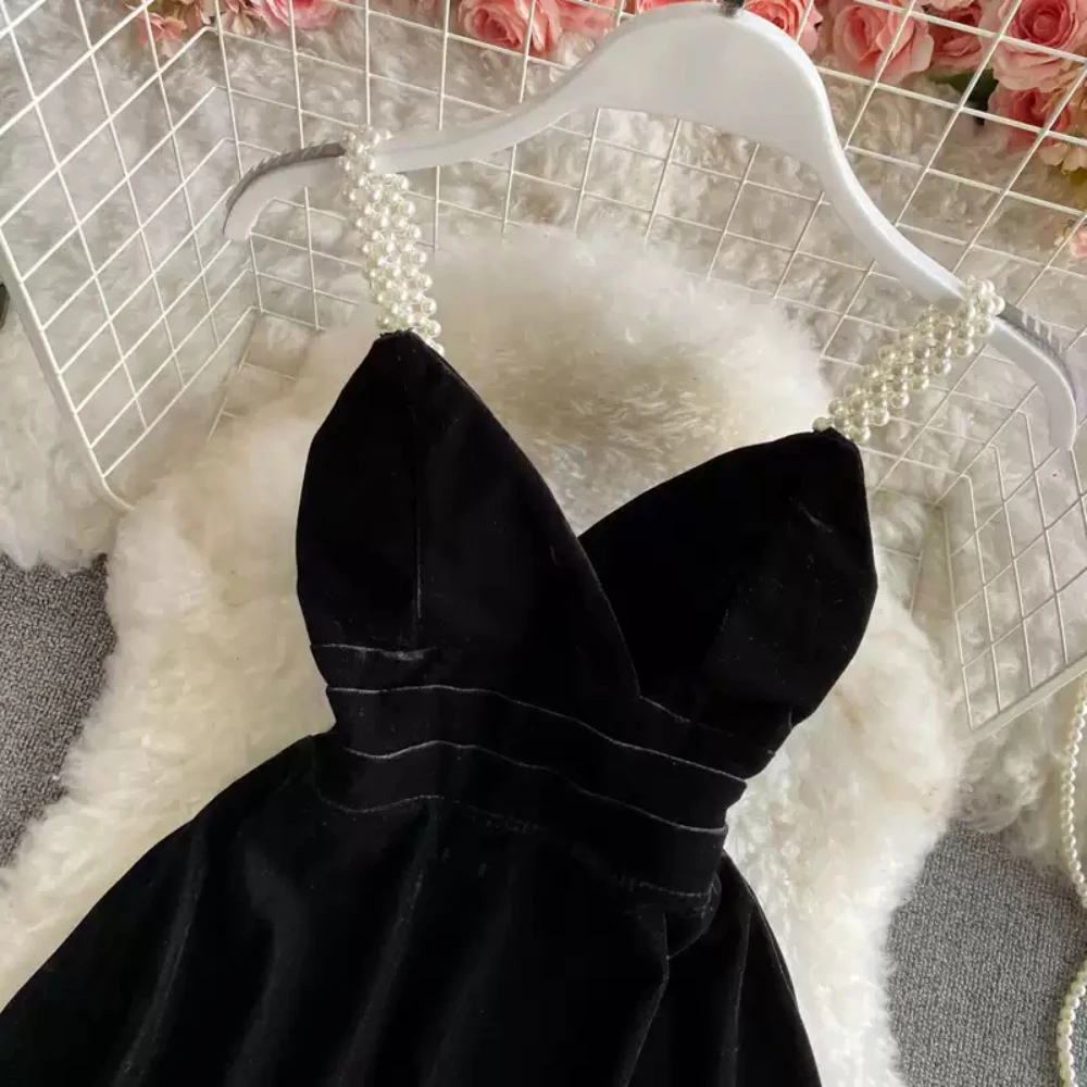 Abiti a trapezio neri con cinturino per spaghetti con perle Mini abito sexy senza maniche con scollo a V profondo senza schienale Abiti da festa corti in velluto vintage