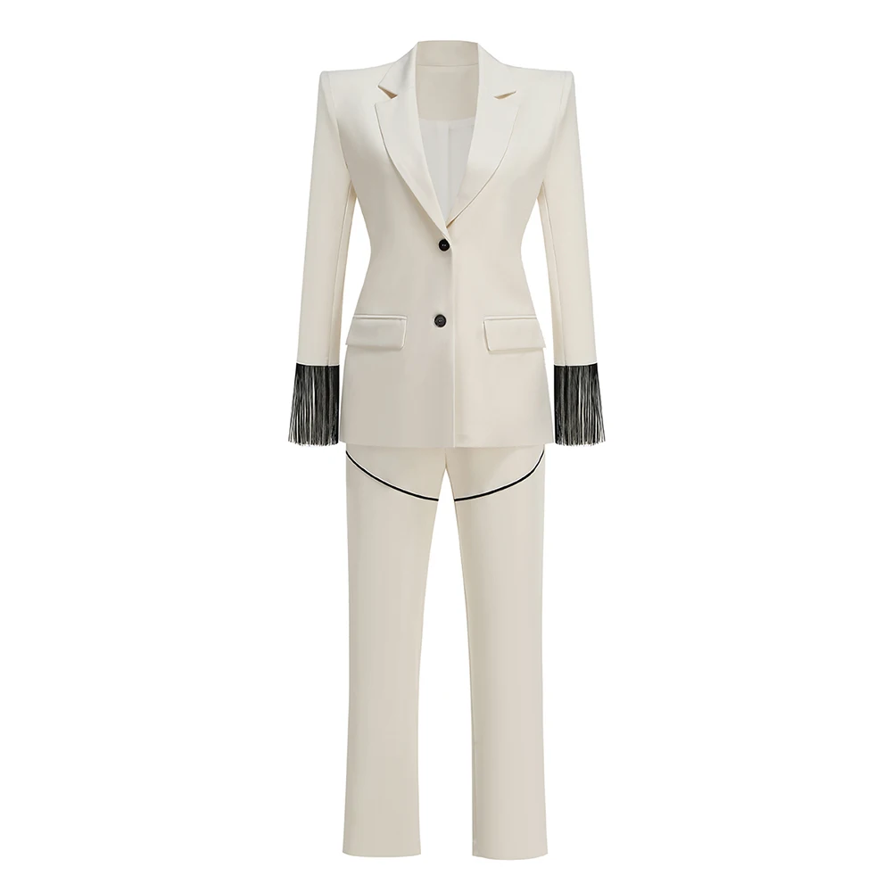 

Шикарный белый комплект из 2-х предметов: пиджак с длинным рукавом и v-образным вырезом, манжетами и кисточками, с открытой спиной, с галстуком-бабочкой, узкие брюки, вечерние клубные наряды