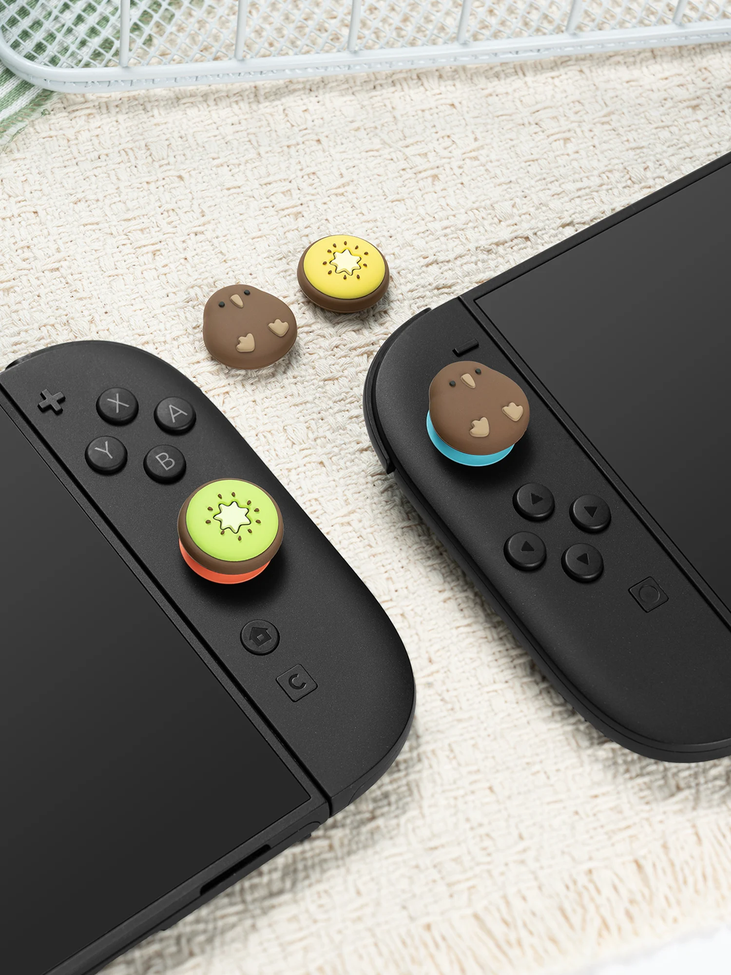 4 Stück Silikon-Daumengriffkappen Kompatibel mit Switch 2, Rutschfeste NS2 (2025) Joystick-Kappen, Geekshare KIWI Design