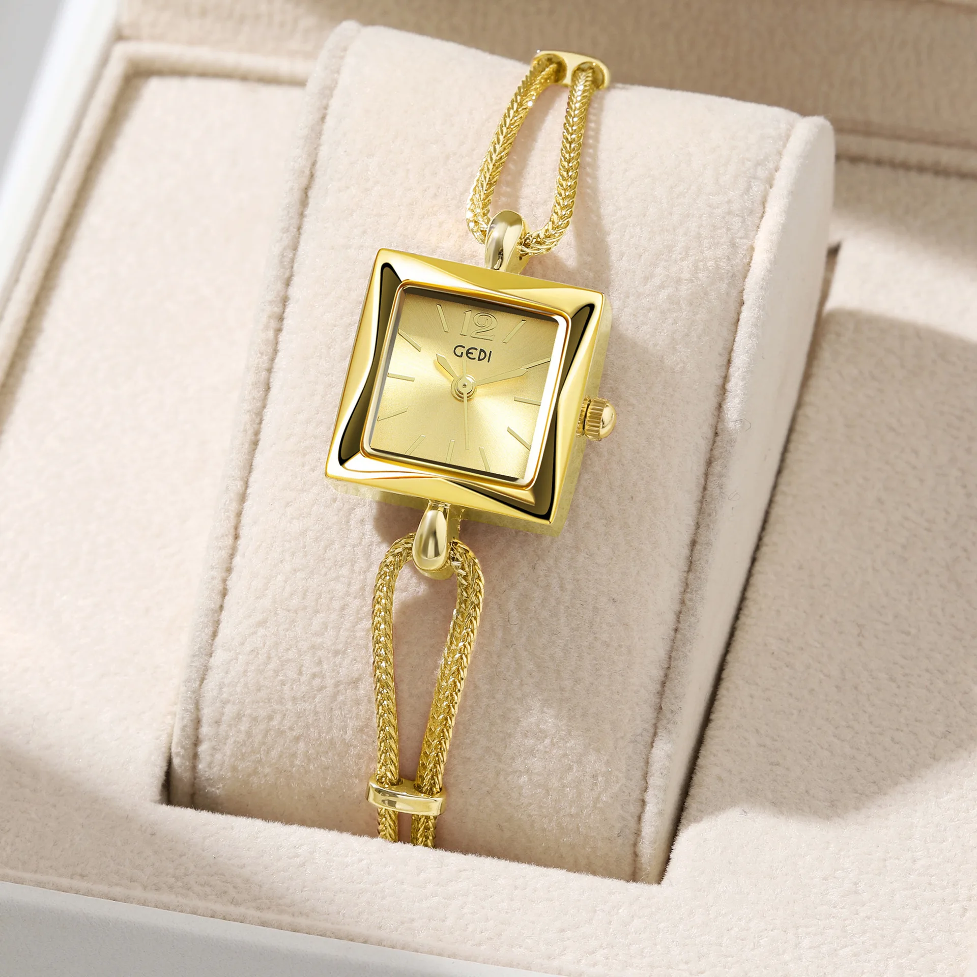 Hot Selling Fashion Women's Watch Simple Small Square Dial Alloy Bracelet Watch Women's Quartz Watch