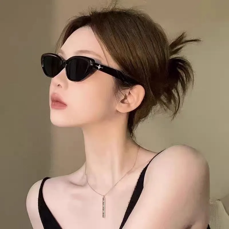 1 Stück Damen Vintage Cat-Eye UV-Sonnenbrille, schmaler schwarzer Rahmen mit Sterndekor, geeignet für kleine Gesichter, elegantes Alltagsaccessoire.