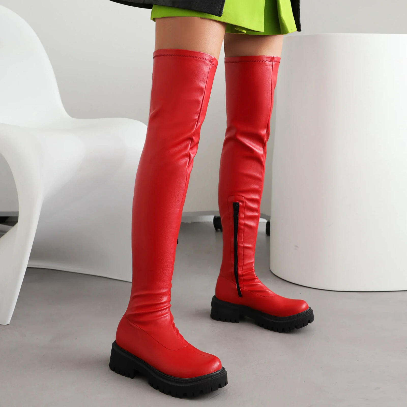 

Красные эластичные женские сапоги выше колена из искусственной кожи на толстом каблуке с плоской подошвой, черные высокие сапоги выше колена из глянцевой лакированной кожи с боковой молнией