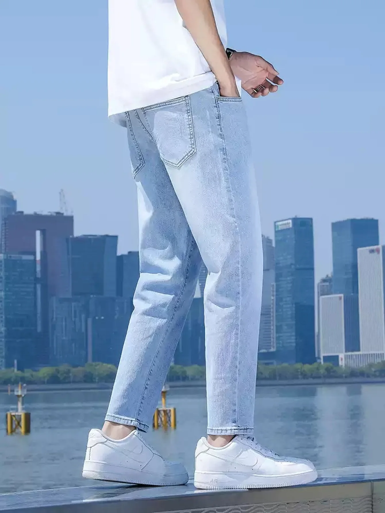 

Джинсы унисекс классического базового дизайна для мужчин. Аксессуары и ремни в комплект не входят.