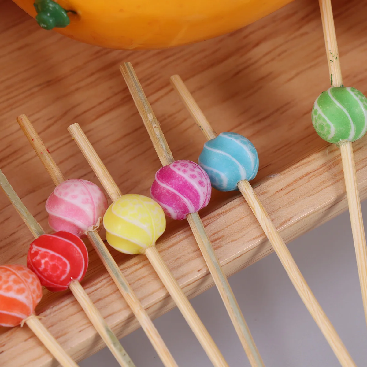 100 قطعة من أعواد الكوكتيل الأنيقة المصنوعة يدويًا من الخيزران لعرض المقبلات وديكور الحفلات والبرغر الصغير والساندويتش والأسياخ