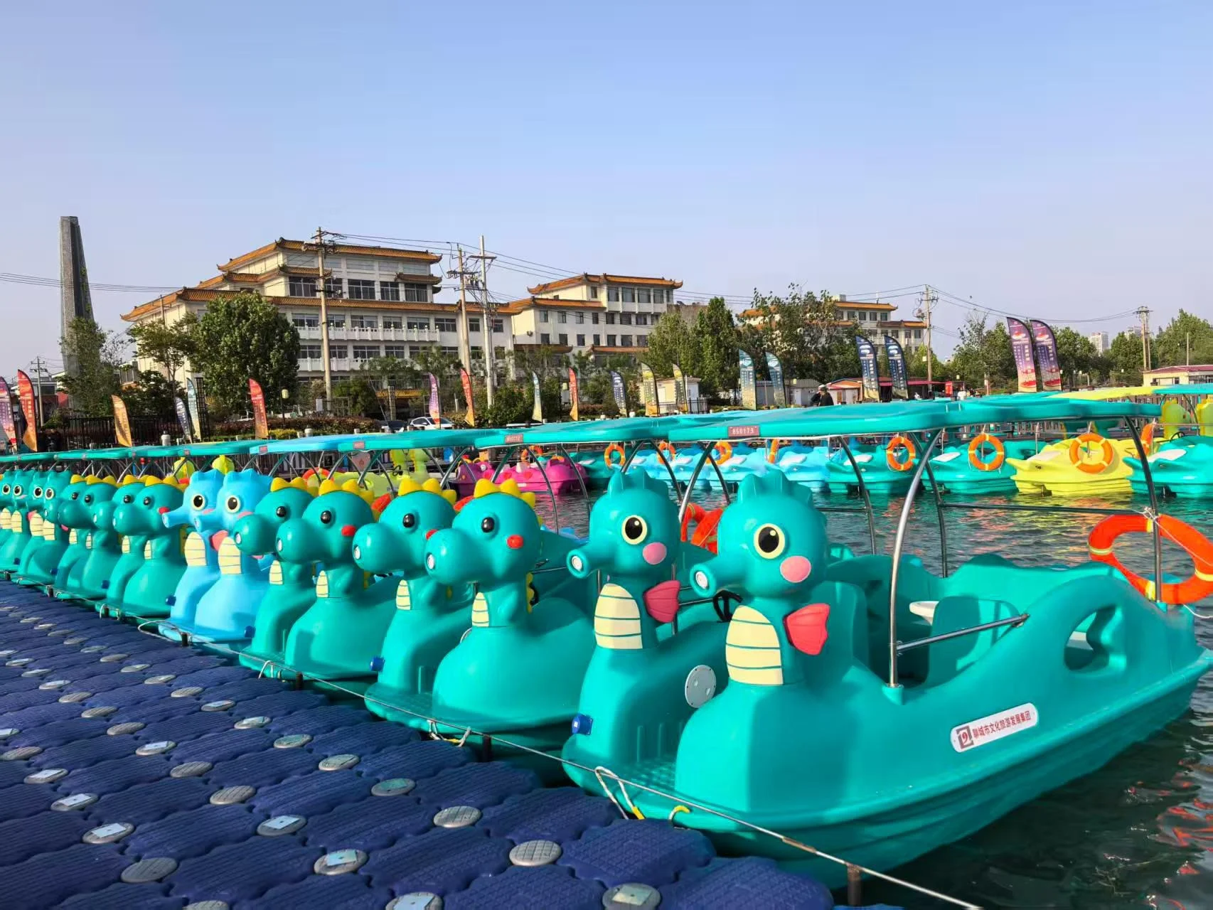 Latest Plastic New Type 5 Seater Electric Bubble Function Milk Dragon And Seahorse Cute Pattern Boat For 5 People Type Boat