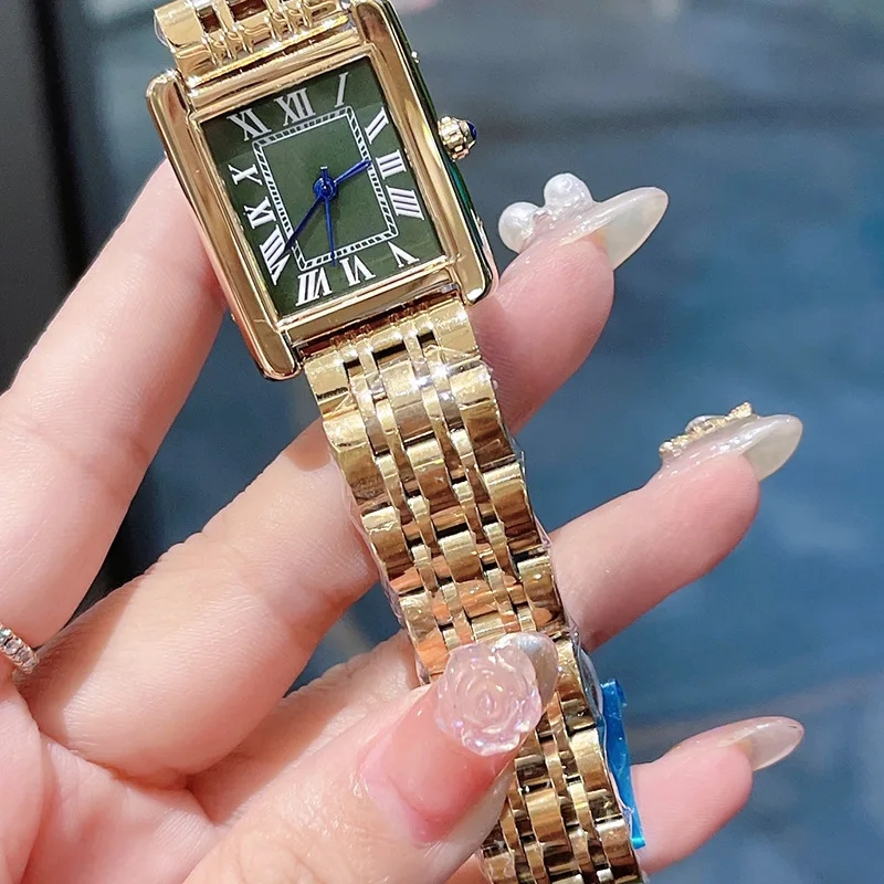 ​ ​ 2025 ساعة كوارتز مربعة أنيقة للنساء خفيفة الوزن سوار فولاذي غير قابل للصدأ كريستال الياقوت مقاومة للماء 30 متر الحد الأدنى