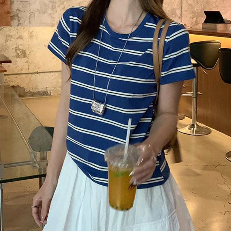 여성을위한 미국 레트로 블루 스트라이프 반팔 티셔츠 2025 패션 클래시 컬러 디자인 라운드 넥 탑 캐주얼 루즈 슬림 탑